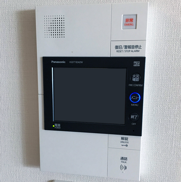 音・振動センサーを取り付ける対象となる、一般的なマンションのオートロック対応インターホン親機