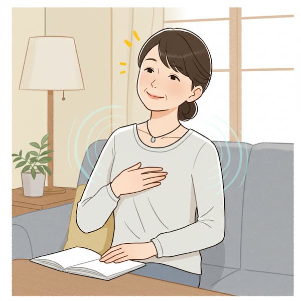 リビングのソファで本を読んでいた女性が、胸に手を当て、安心したような心地よさを感じている表情のイラスト。胸元から波紋のようなエフェクトが広がっている。