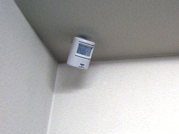 ワイド人感センサーを天井に設置した写真